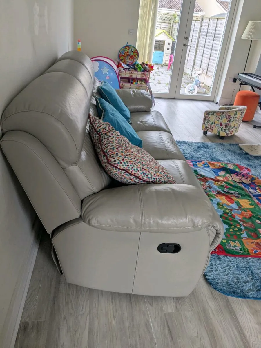 Recliner couch, beige color - Image 1