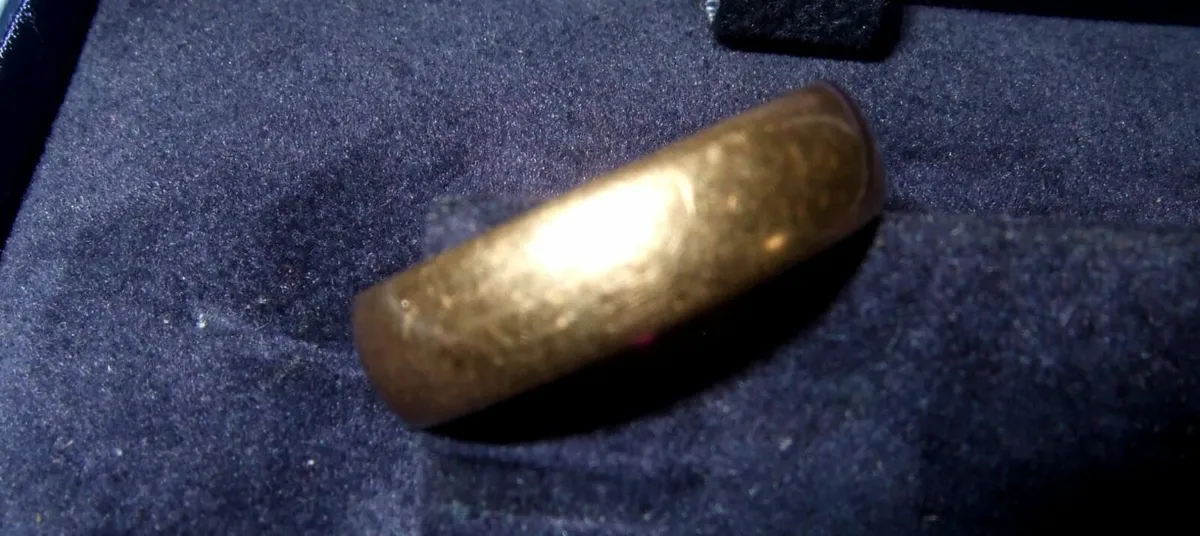 Vintage 9ct Gold Unisex Wedding Ring - Image 2
