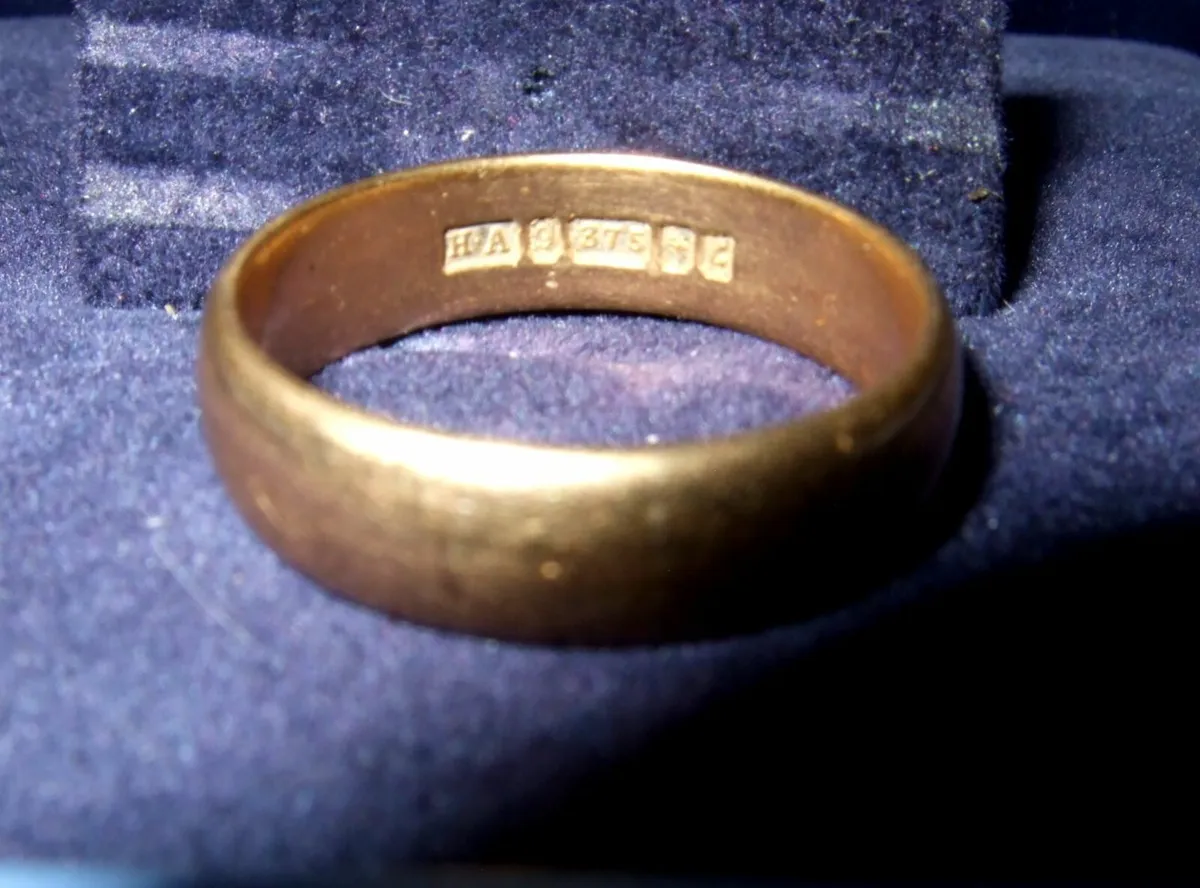 Vintage 9ct Gold Unisex Wedding Ring - Image 1