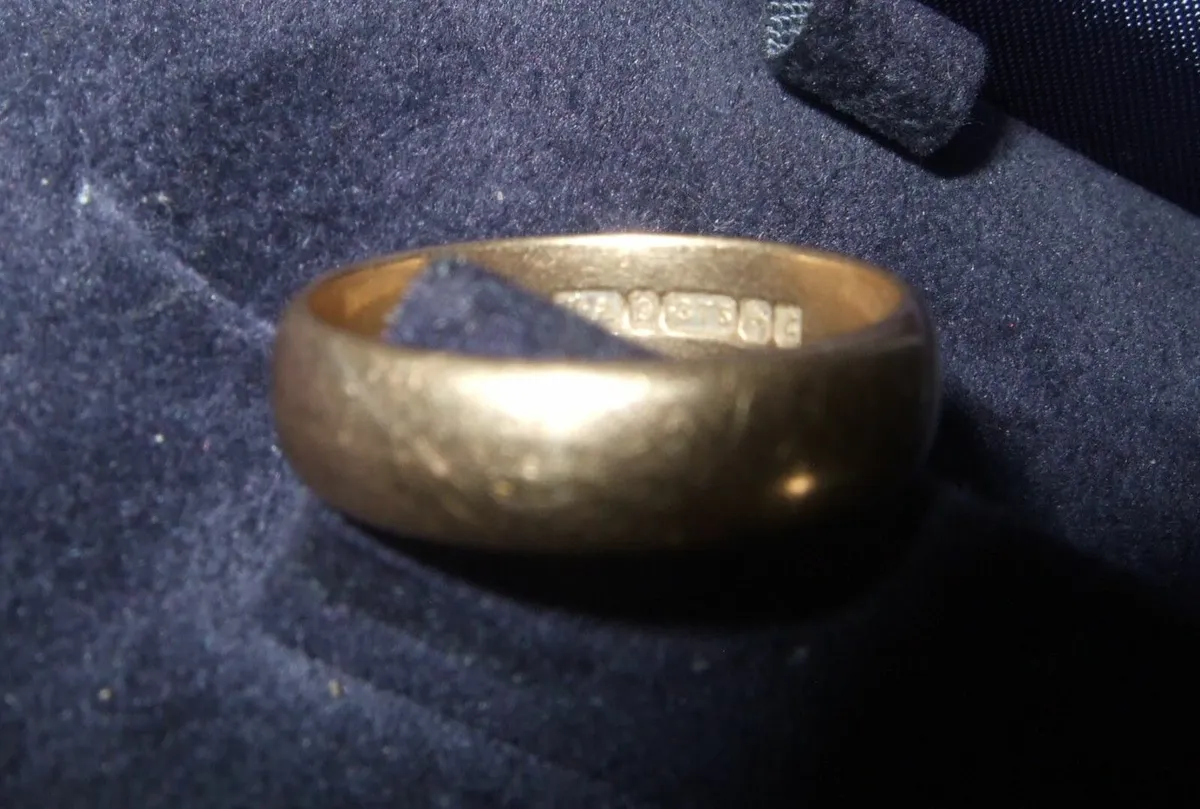 Vintage 9ct Gold Unisex Wedding Ring - Image 3
