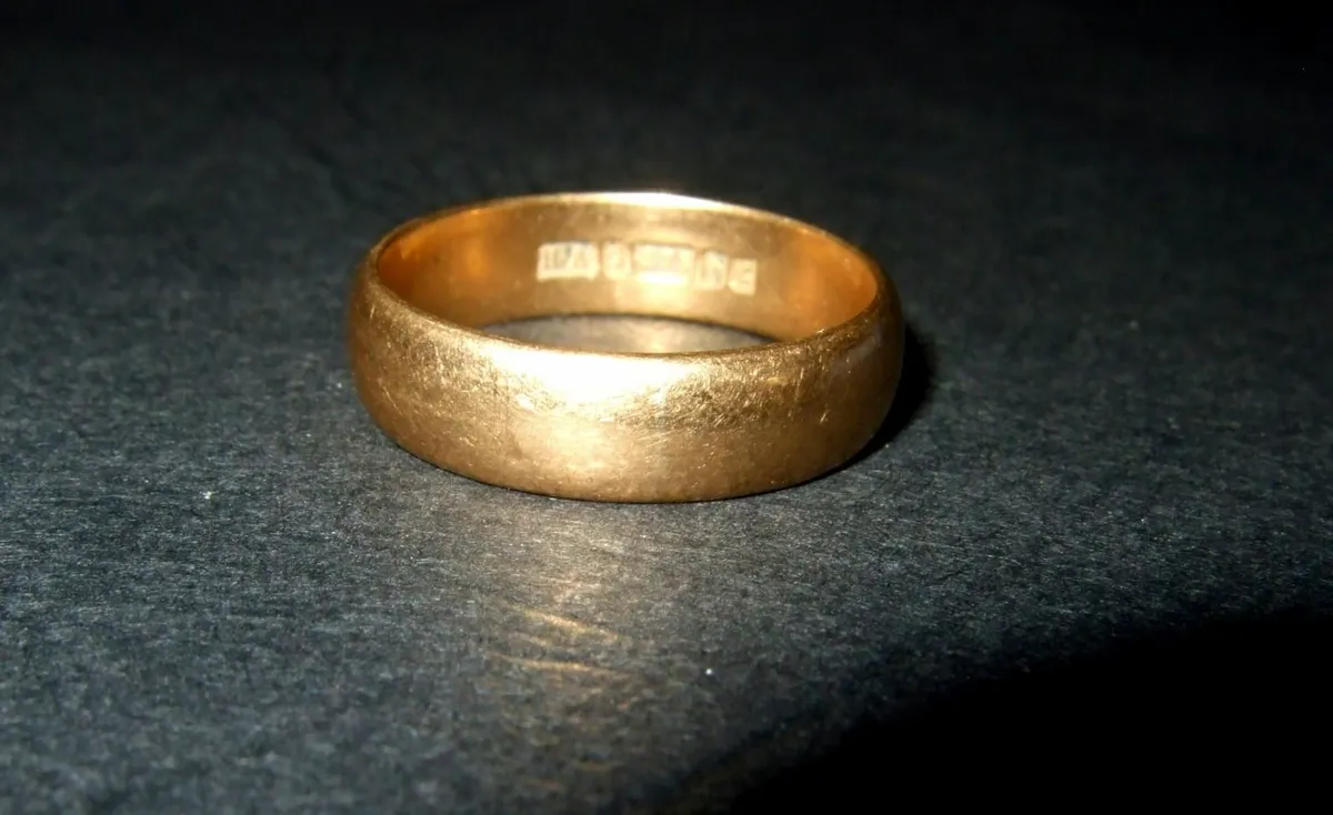 Vintage 9ct Gold Unisex Wedding Ring - Image 4
