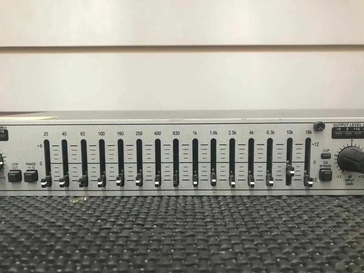 DBX 215s Graphics Equalizer - Image 2