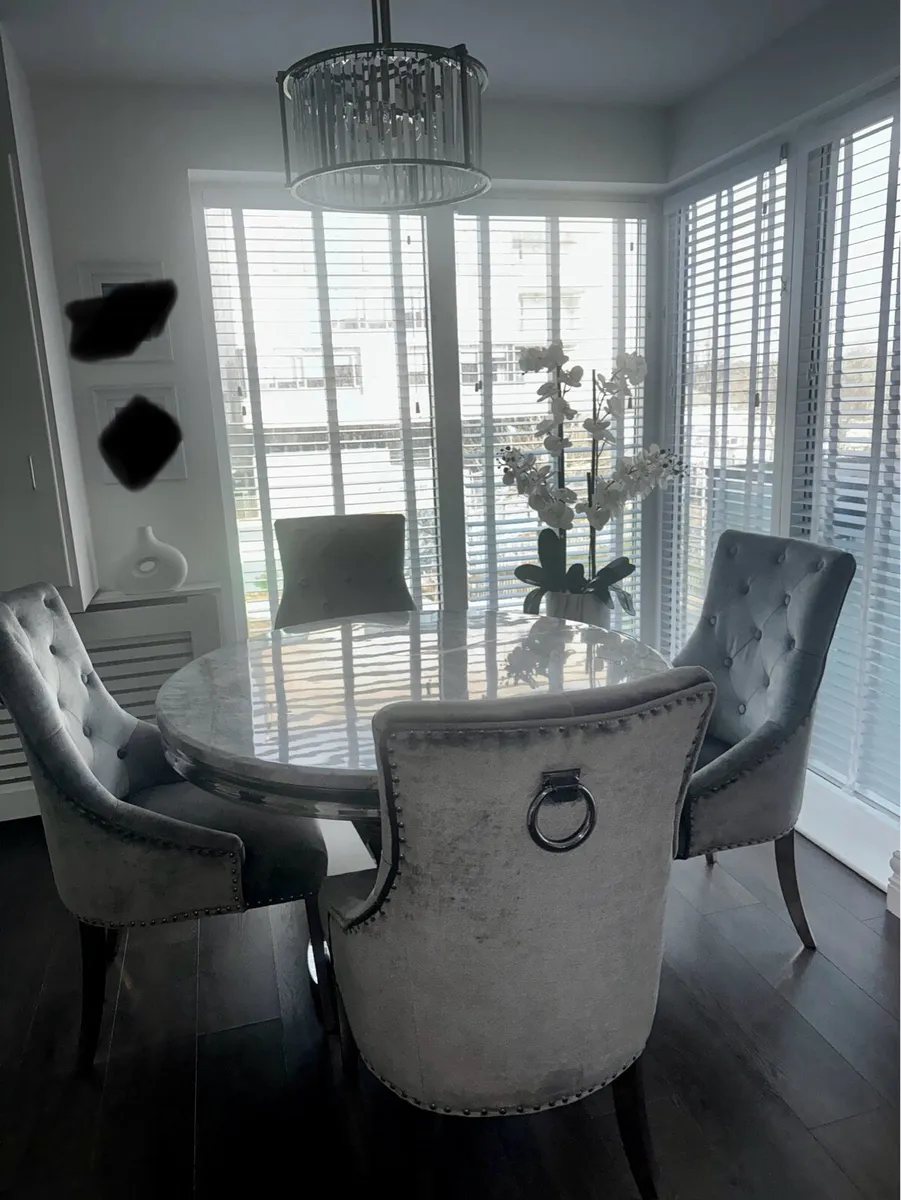 Dining table and chairs - Image 1