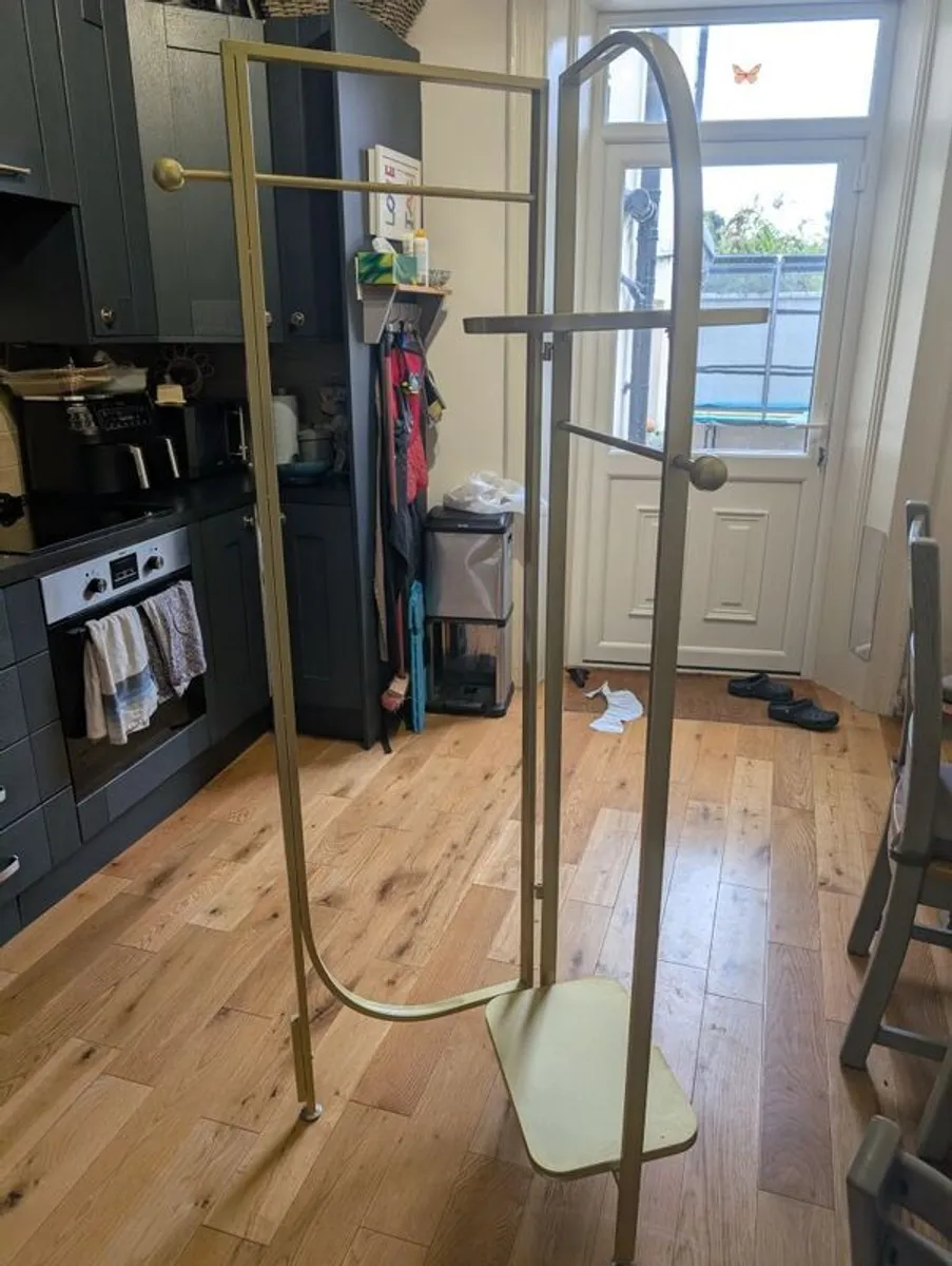 Clothes hanging stand - Image 1