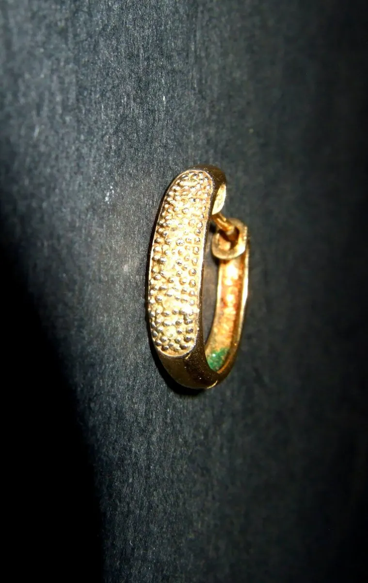 Vintage 9ct Gold Ear Cuff Set With 5 Diamonds - Image 1