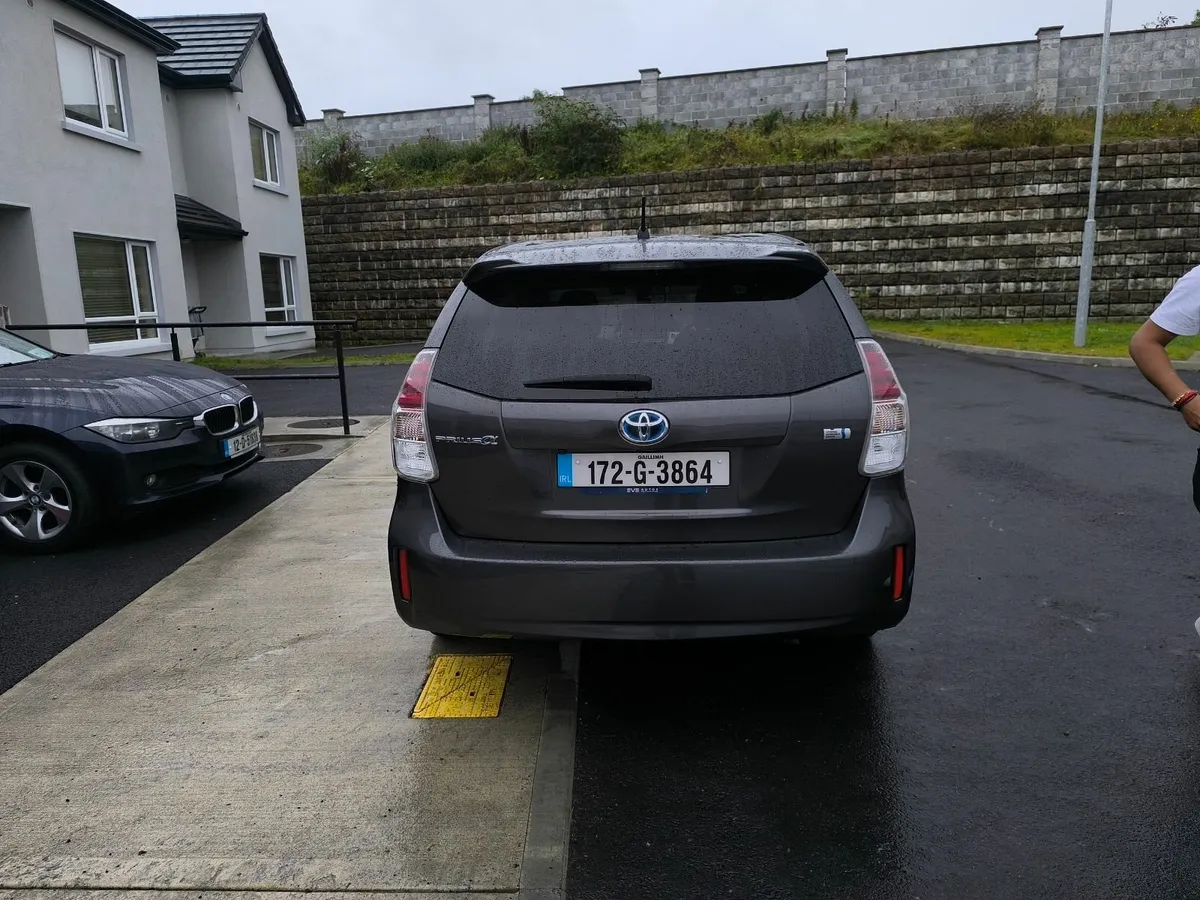 Toyota Prius 2017 - Image 2