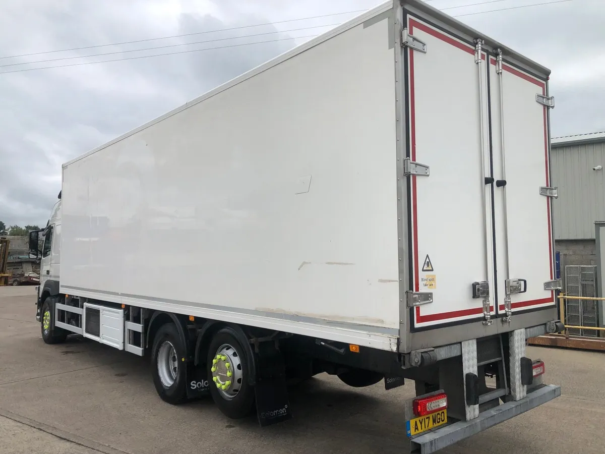 2017 Volvo fm 6x2 29ft fridge - Image 3