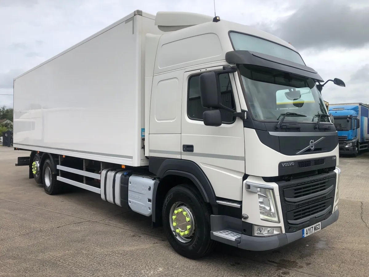 2017 Volvo fm 6x2 29ft fridge - Image 2