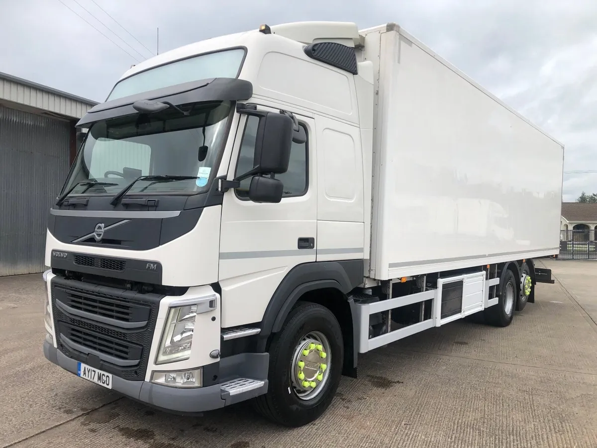 2017 Volvo fm 6x2 29ft fridge - Image 1