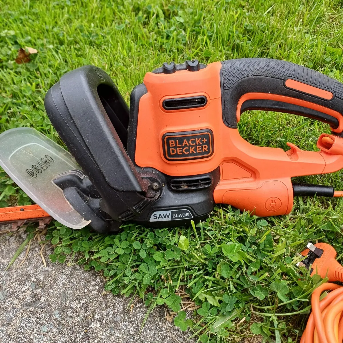 Black+Decker hedge trimmer - Image 1