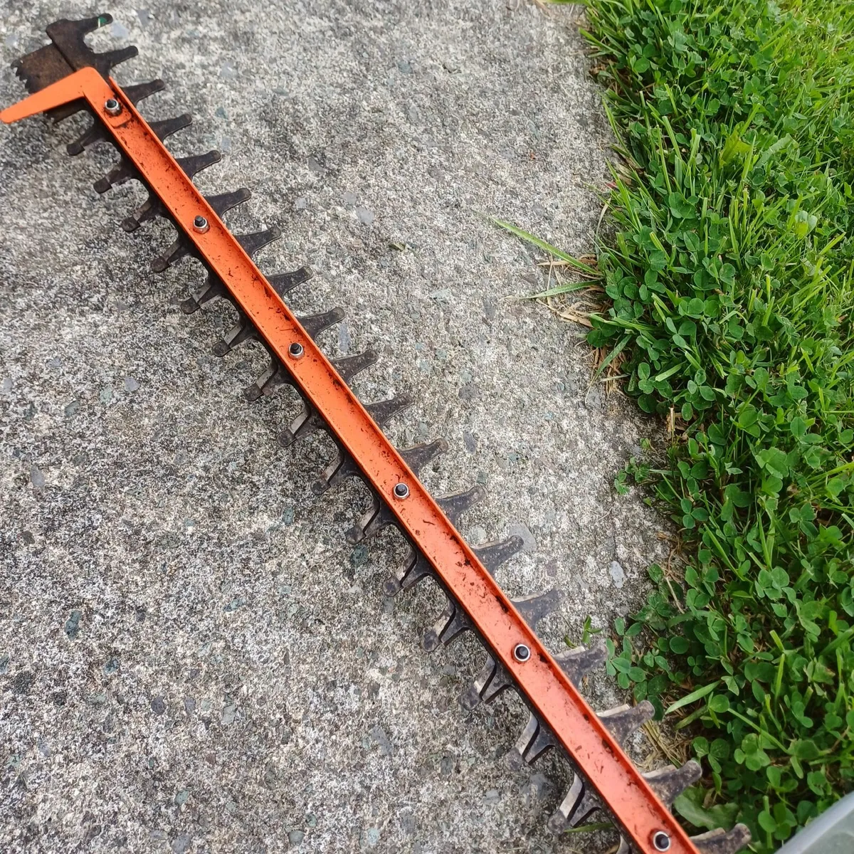 Black+Decker hedge trimmer - Image 3