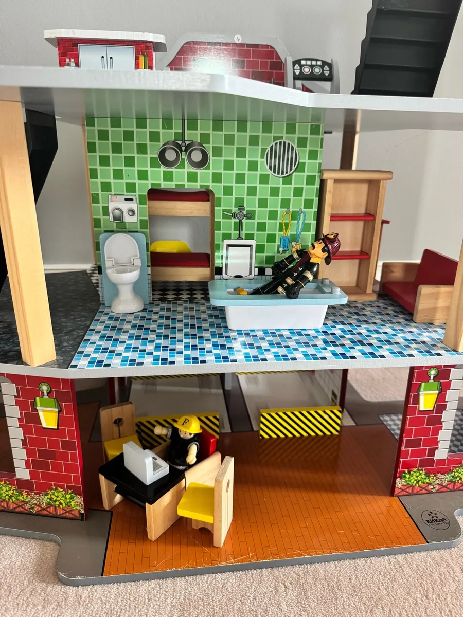Kidkraft Deluxe Fire Station Playset - Image 2