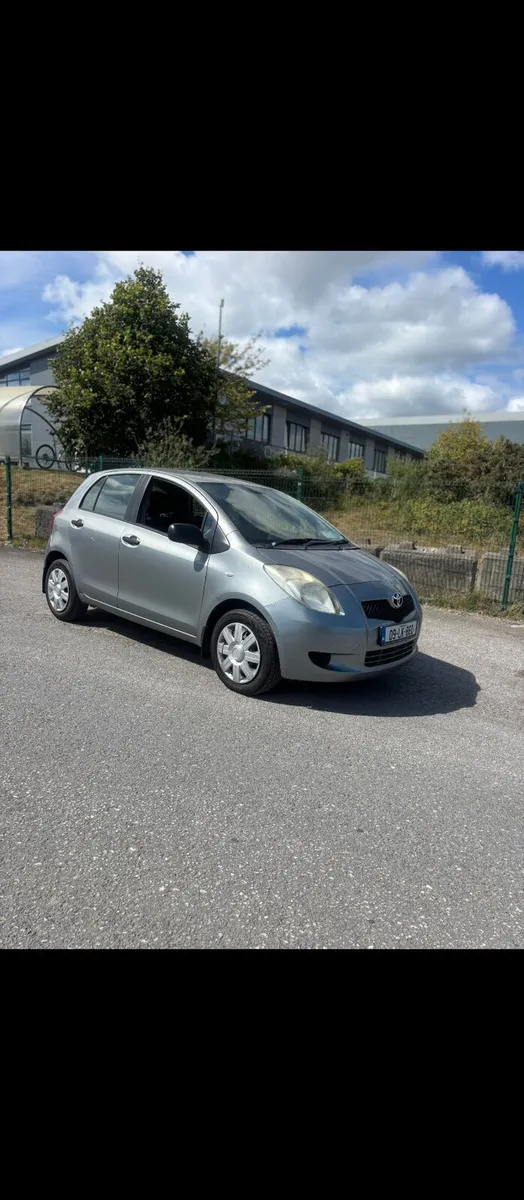 2009 Toyota yaris low millage €2500 - Image 1