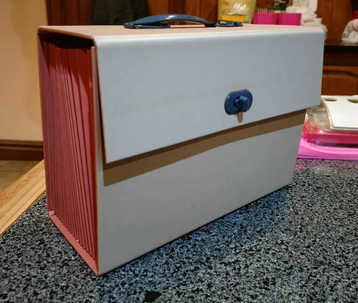 EXPANDABLE FILE ORGANISER (NICE CONDITION). - Image 1