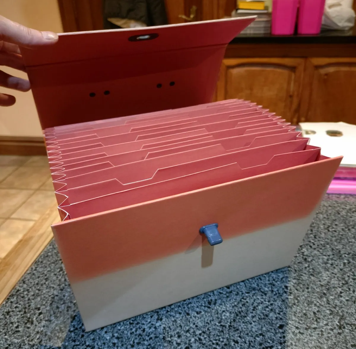 EXPANDABLE FILE ORGANISER (NICE CONDITION). - Image 3