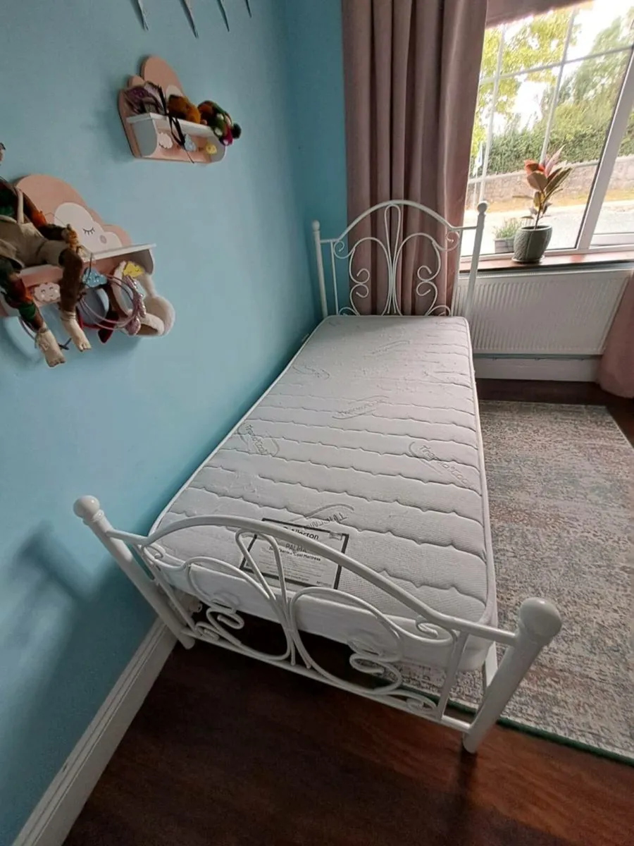 Single White Antique style metal bed - Image 2