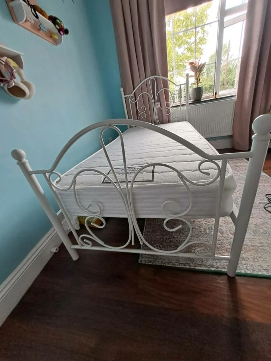 Single White Antique style metal bed - Image 3