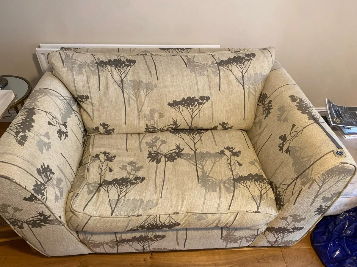 2 seater couch - Image 1