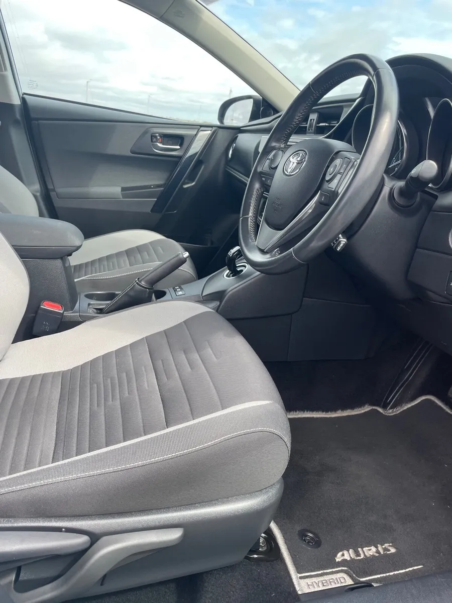 Toyota Auris 2018 - Image 2
