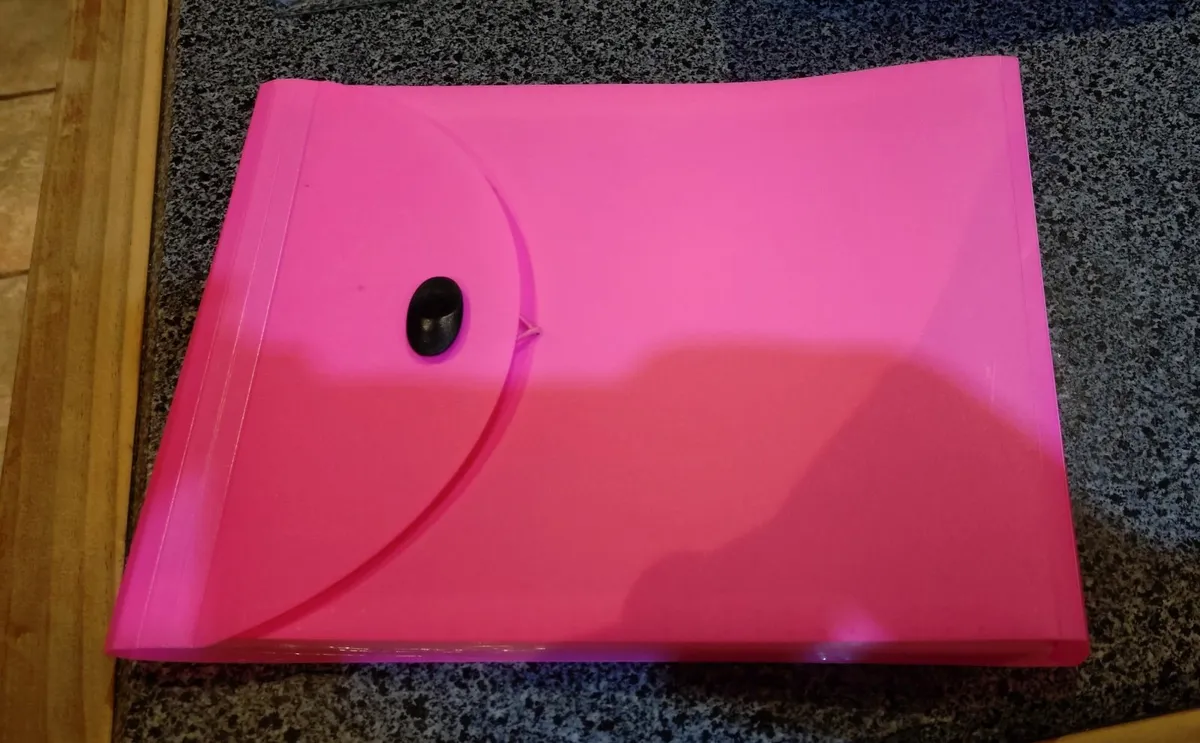 PINK PLASTIC FILE HOLDER. - Image 1