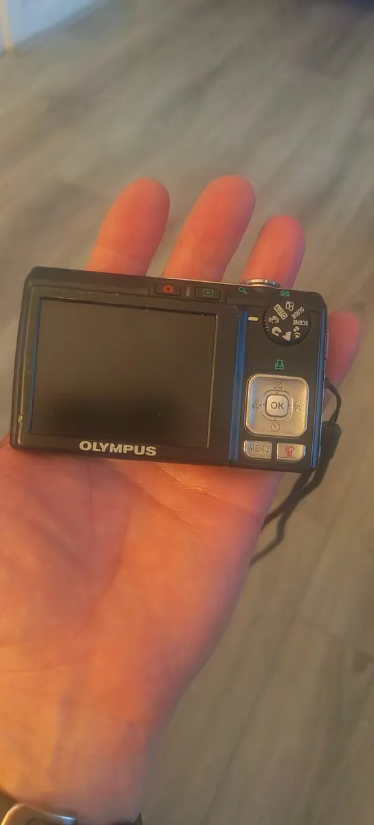 Olympus FE-240 5X  Optical Zoom  Camera - Image 4