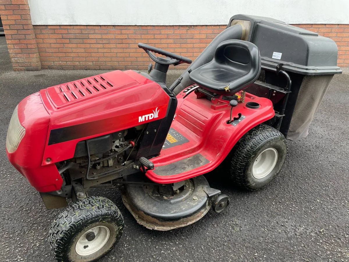 Petrol ride on lawnmower - Image 3