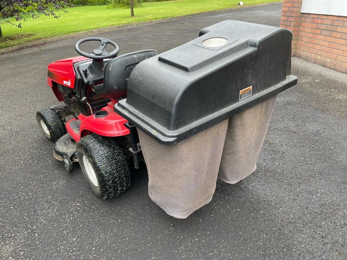 Petrol ride on lawnmower - Image 4