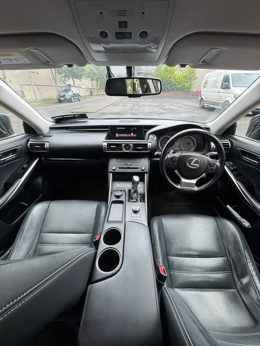 Lexus Is300h - Image 1