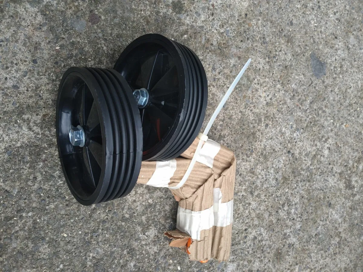 Kids 14" Supporting wheels new - Image 1