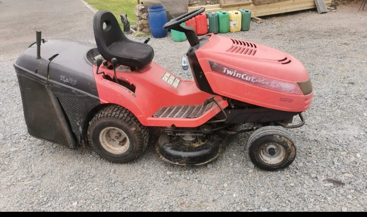 Ride on lawnmower