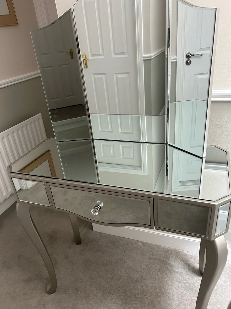 Mirrored Dressing Table with 3 part Mirror - Image 4
