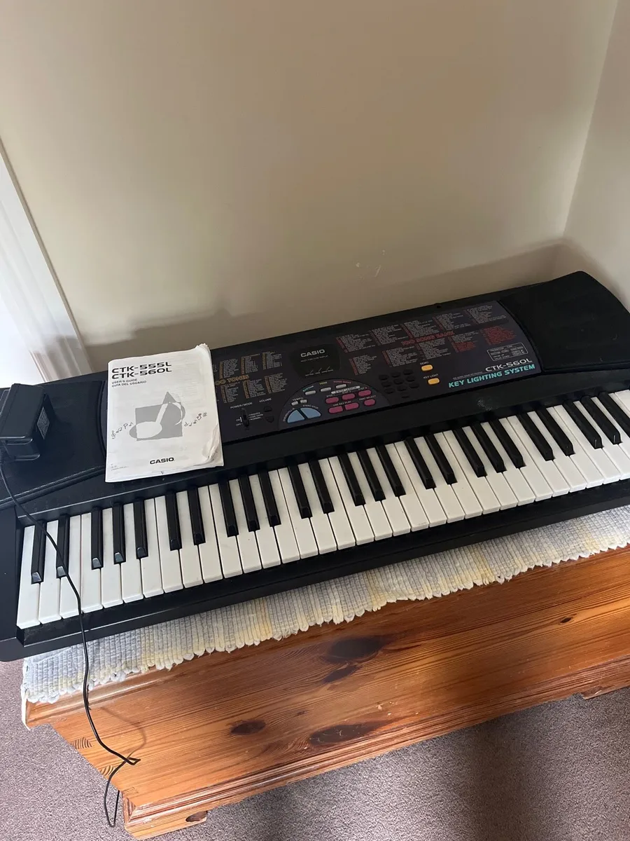 Electronic keyboard - Image 1