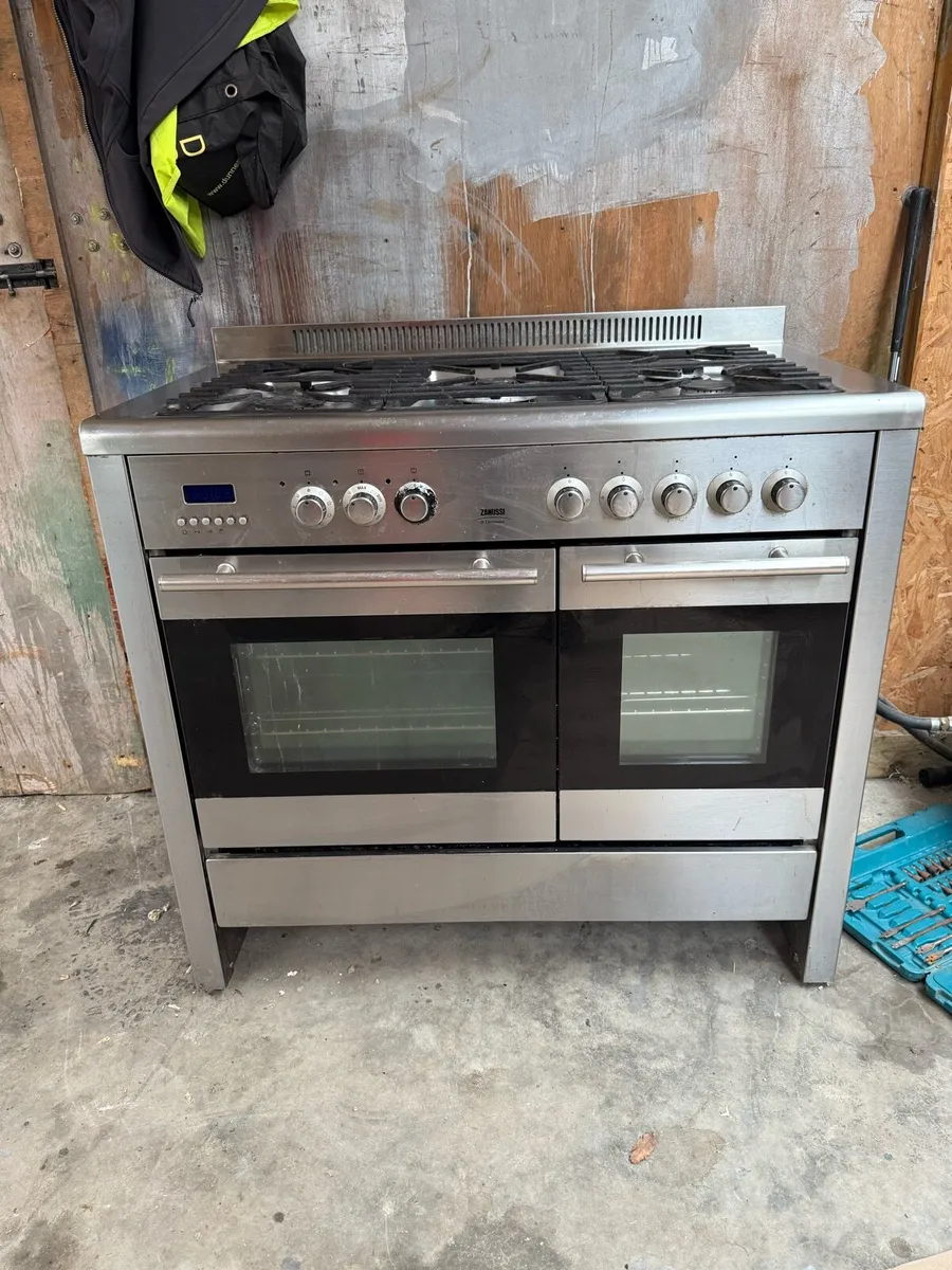 Gas powered oven /stove - Image 1