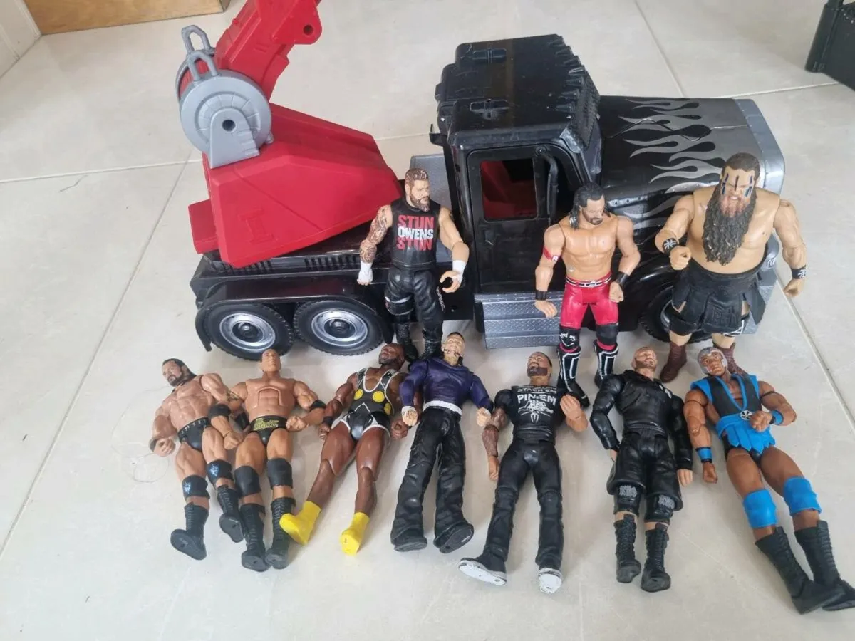 Wrestling truck and figures - Image 1