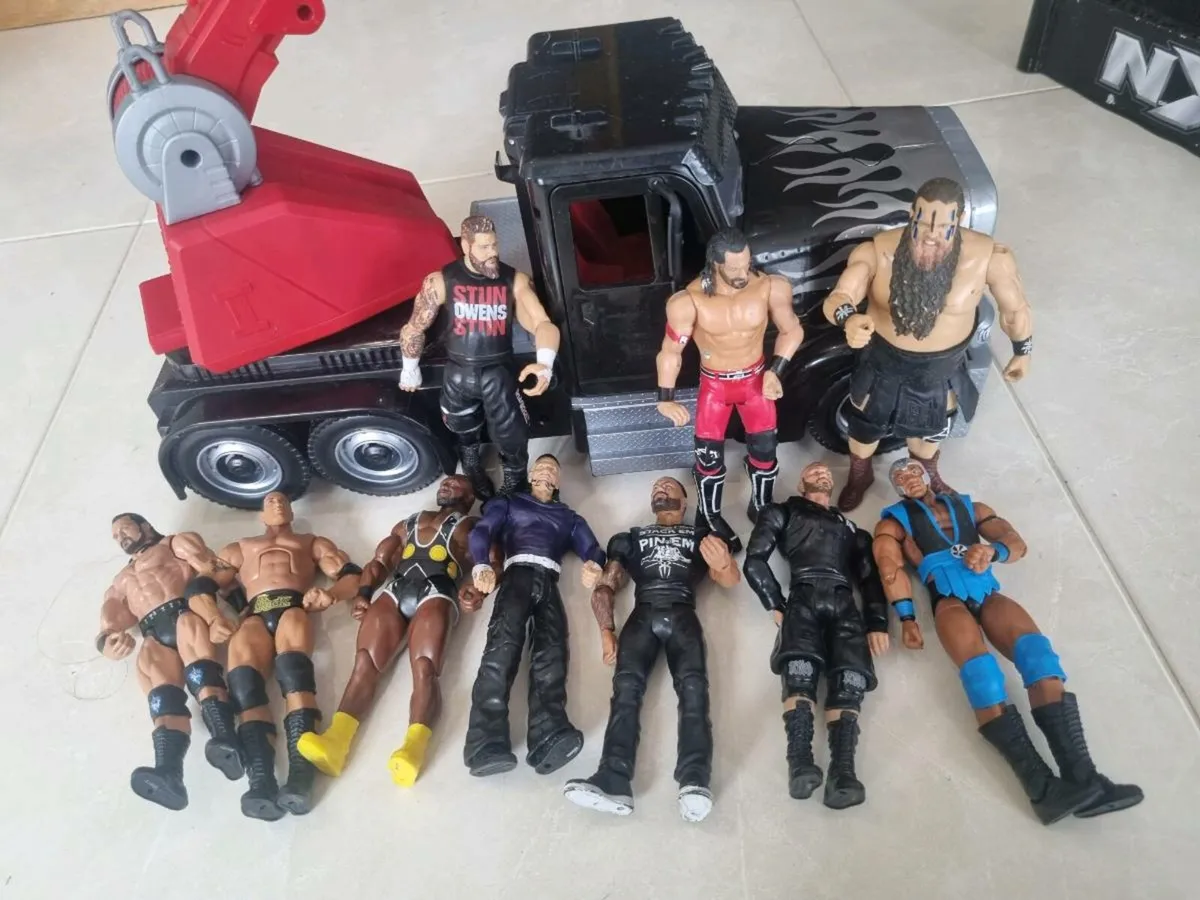 Wrestling truck and figures - Image 2