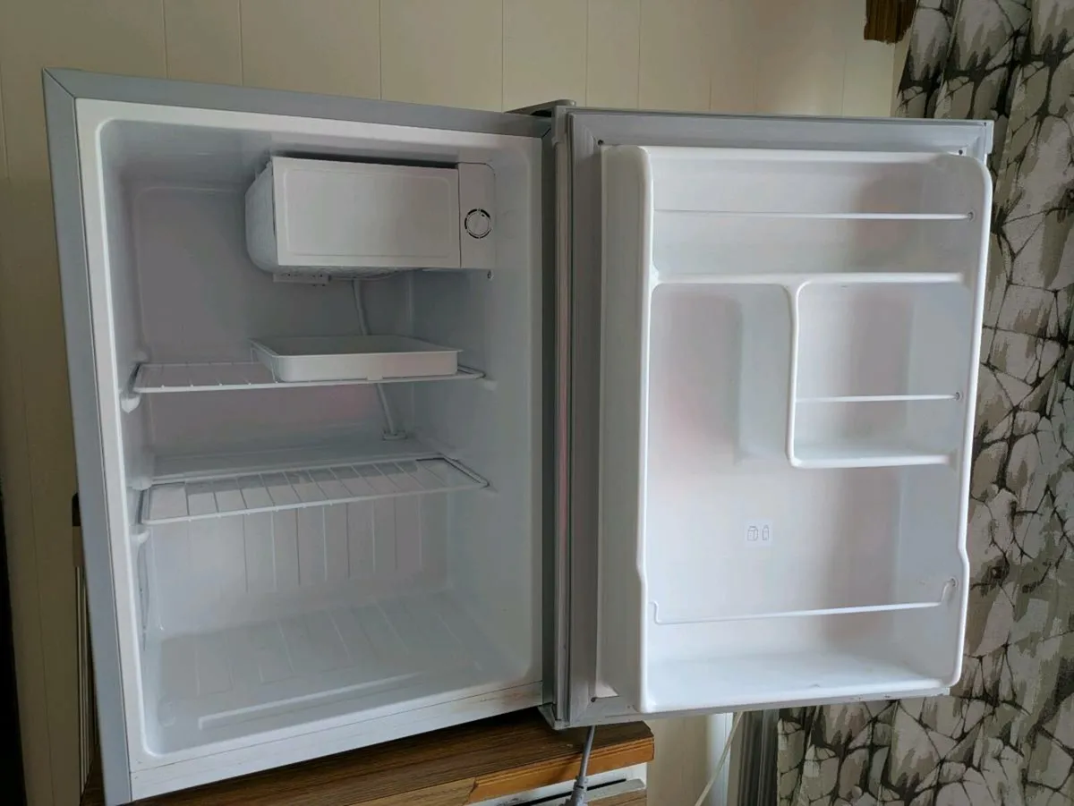LOGIK countertop fridge. - Image 1
