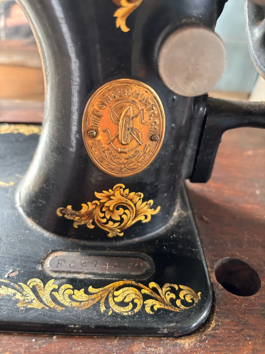 Singer sewing machine - Image 1