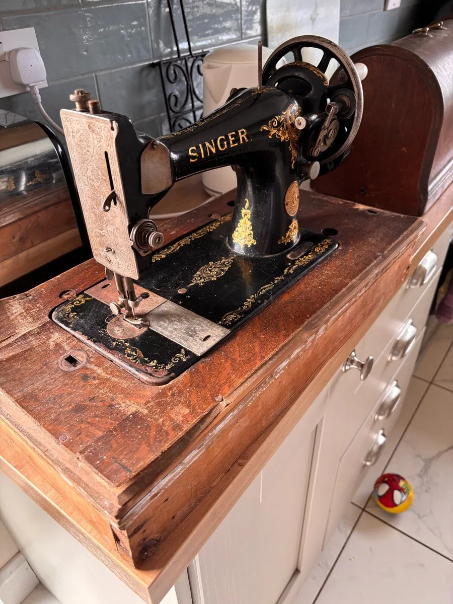 Singer sewing machine - Image 2