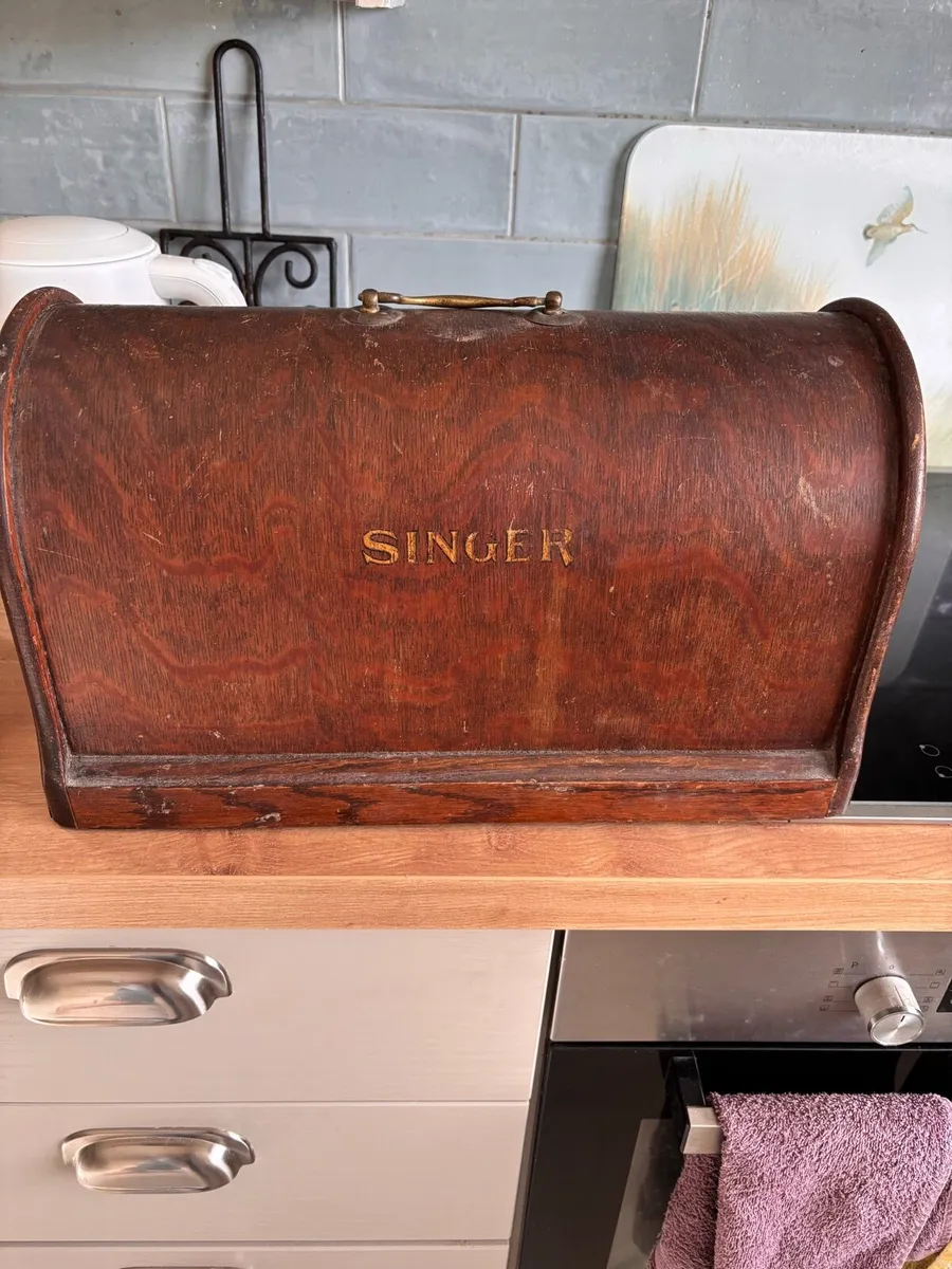 Singer sewing machine - Image 3