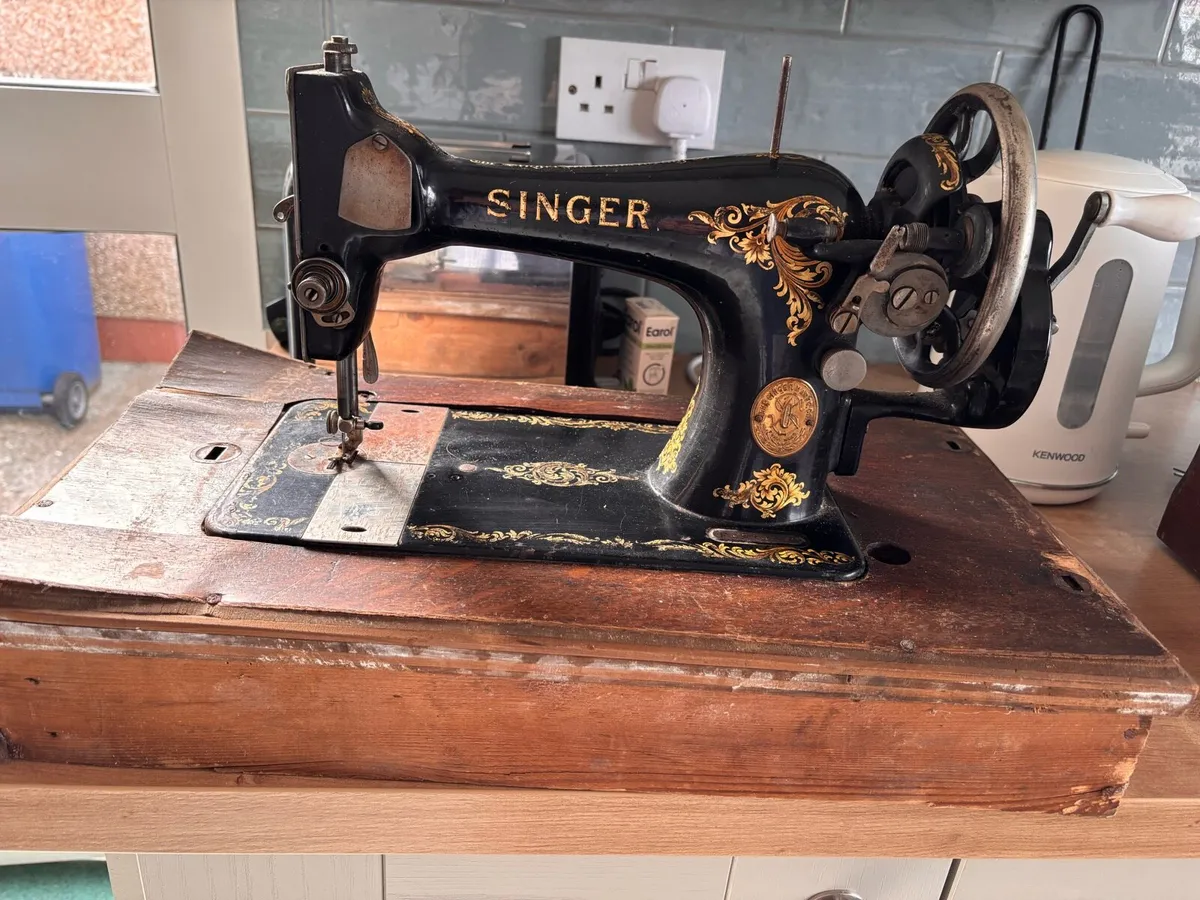 Singer sewing machine - Image 4