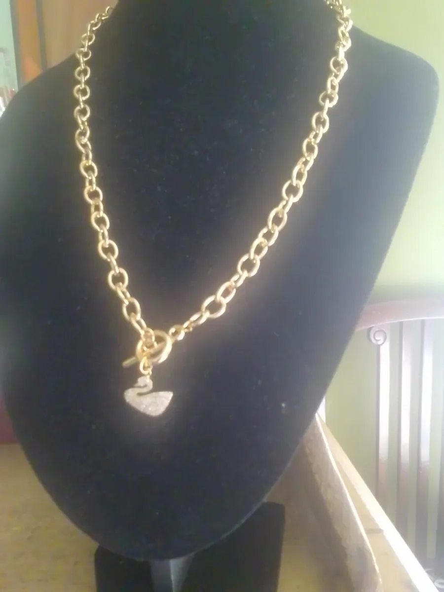 GOLD PLATED CHUNKY CRYSTAL SWAN PENDANT CHAIN18" - Image 1