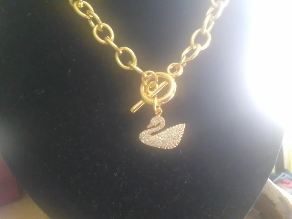 GOLD PLATED CHUNKY CRYSTAL SWAN PENDANT CHAIN18" - Image 3