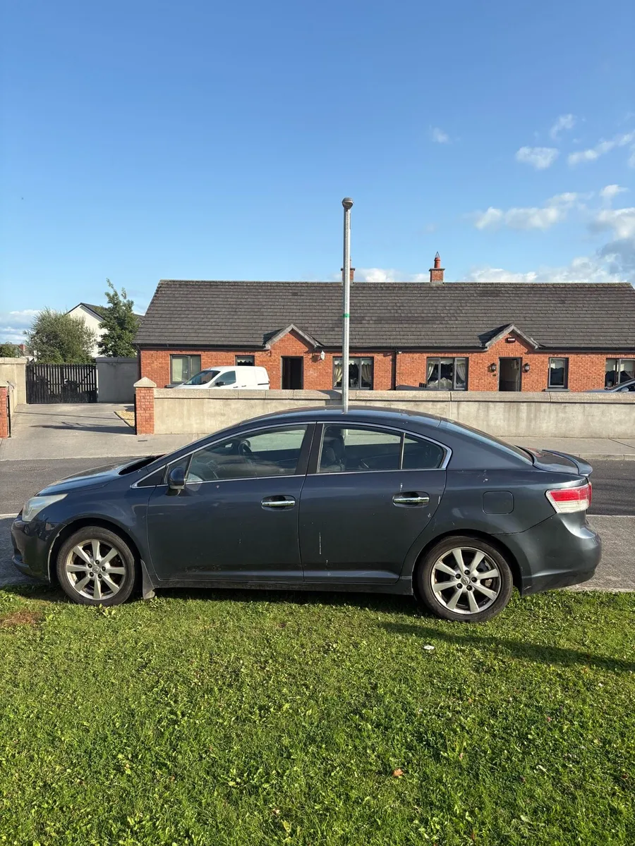 Toyota Avensis 2011 - Image 2
