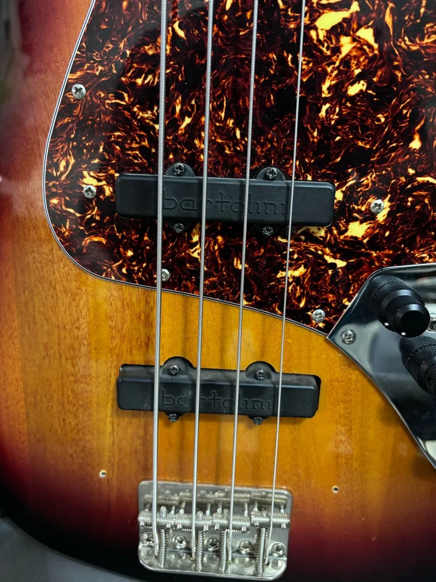 Fender squier with John east preamp - Image 4