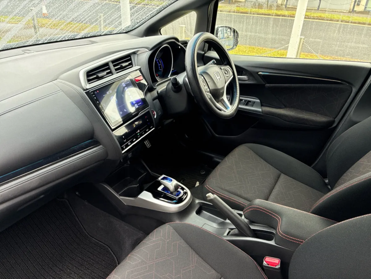 Honda Fit Hybrid Automatic - Image 3