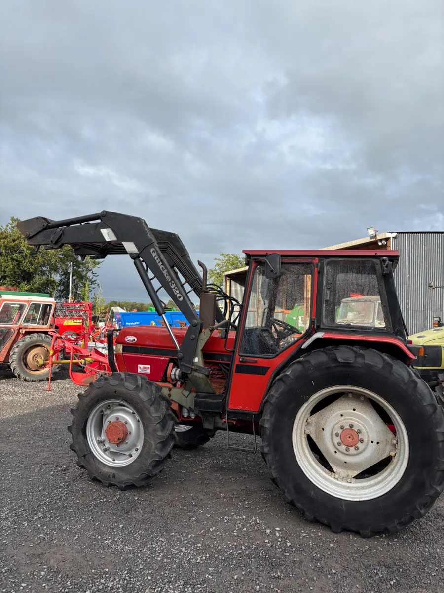 Case Tractor with quickie loader - Image 2