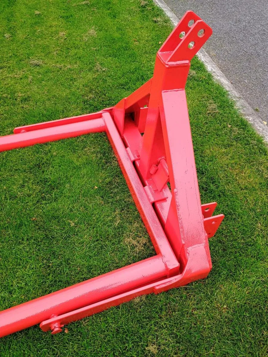 Bale lifter and Massey Ferguson drawbar - Image 2