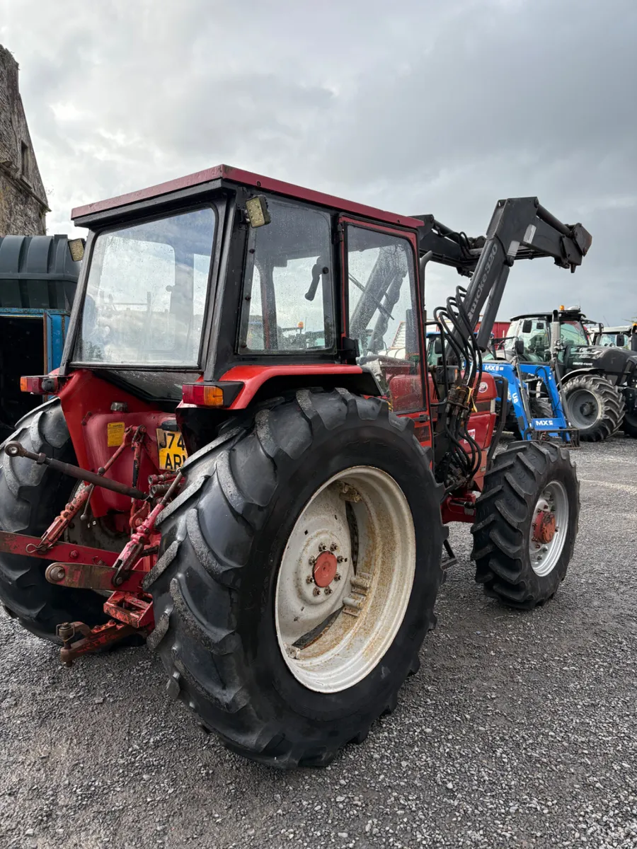 Case Tractor with quickie loader - Image 4
