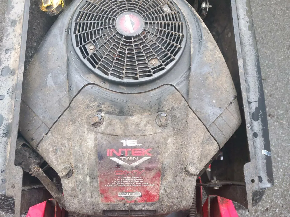Ride on lawnmower - Image 1