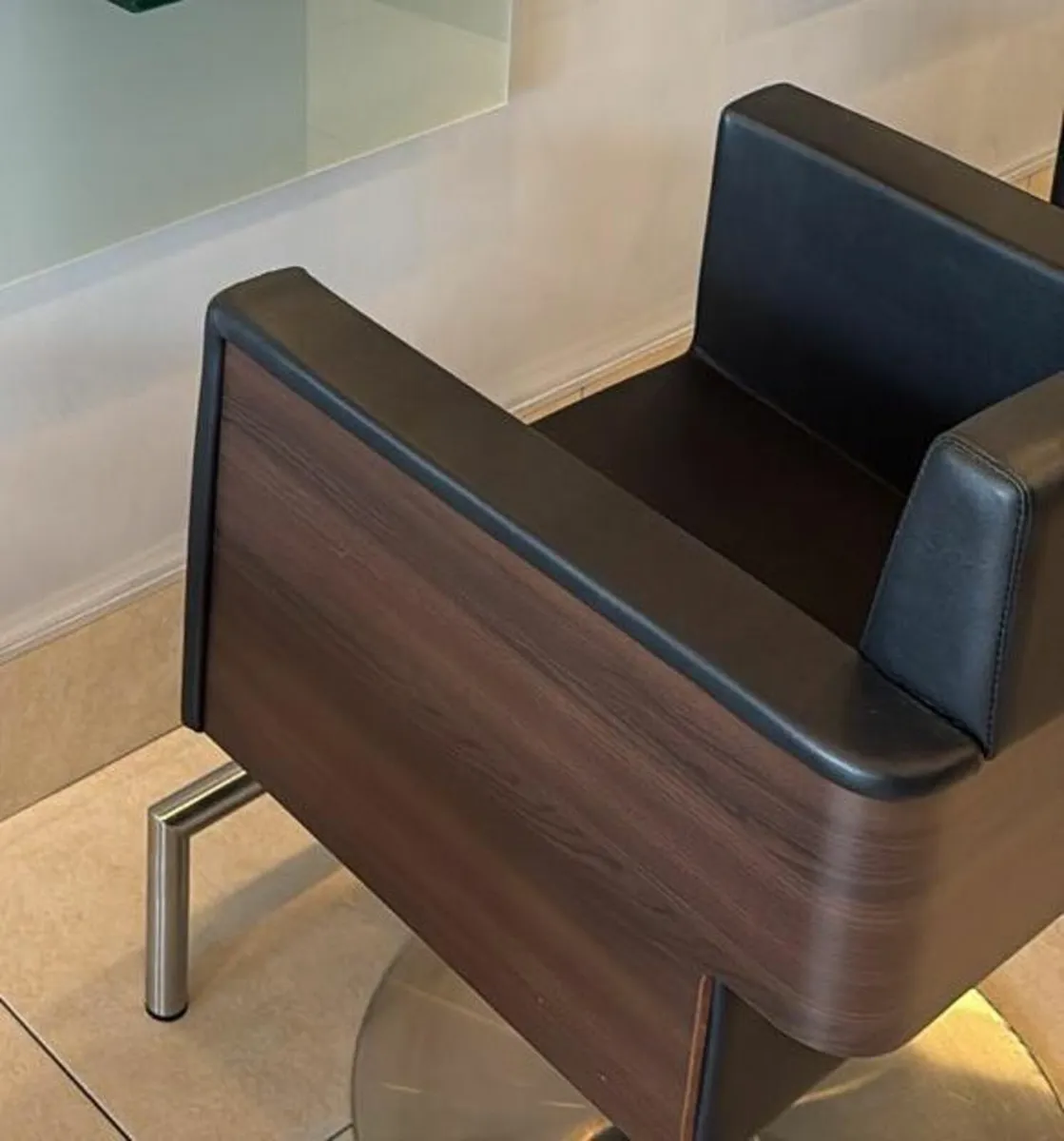 Beauty Salon: Wellonda Salon Chairs - Image 2